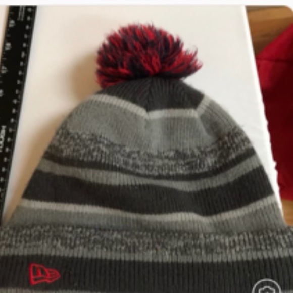 NFL New England Patriots gray , blue & red  fleece lined knit hat with Pom Pom - Picture 2 of 4